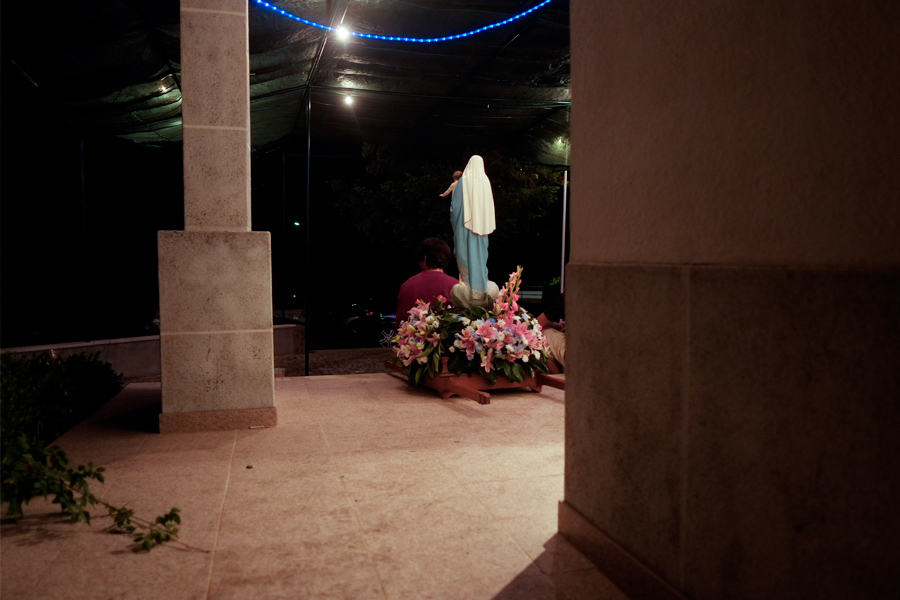 Statue d'une vierge vue de dos