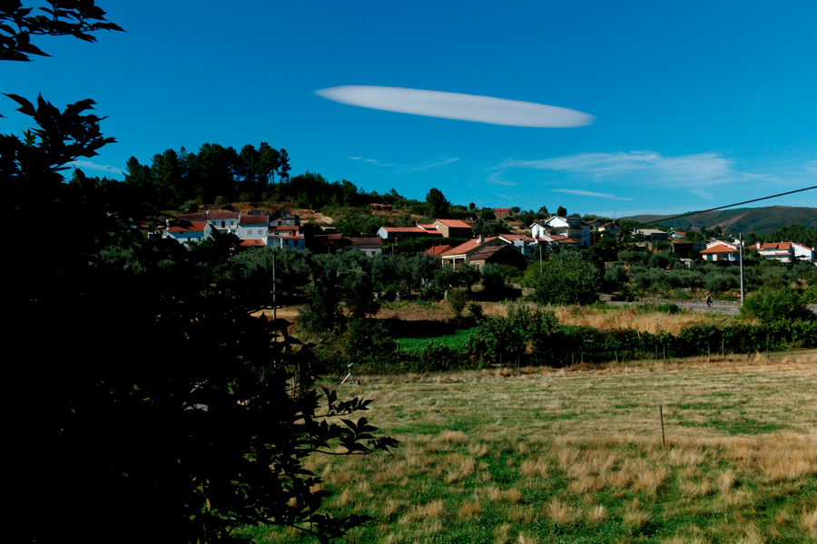 Un nuage altocumulus lenticularis au dessus d'un village portugais