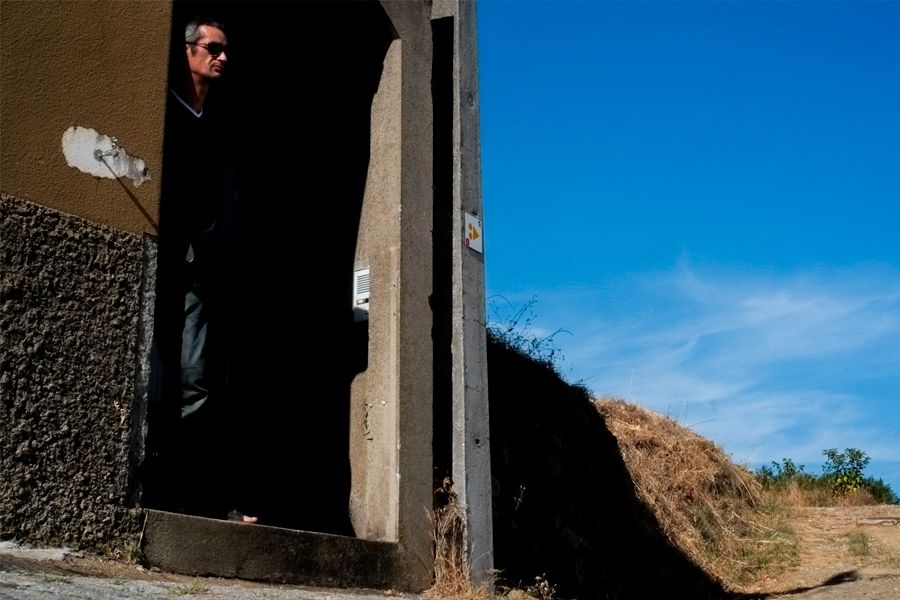 Portrait du photographe sur le palier d'une maison