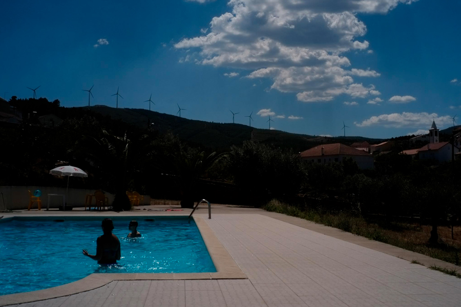 Homme dans une piscine