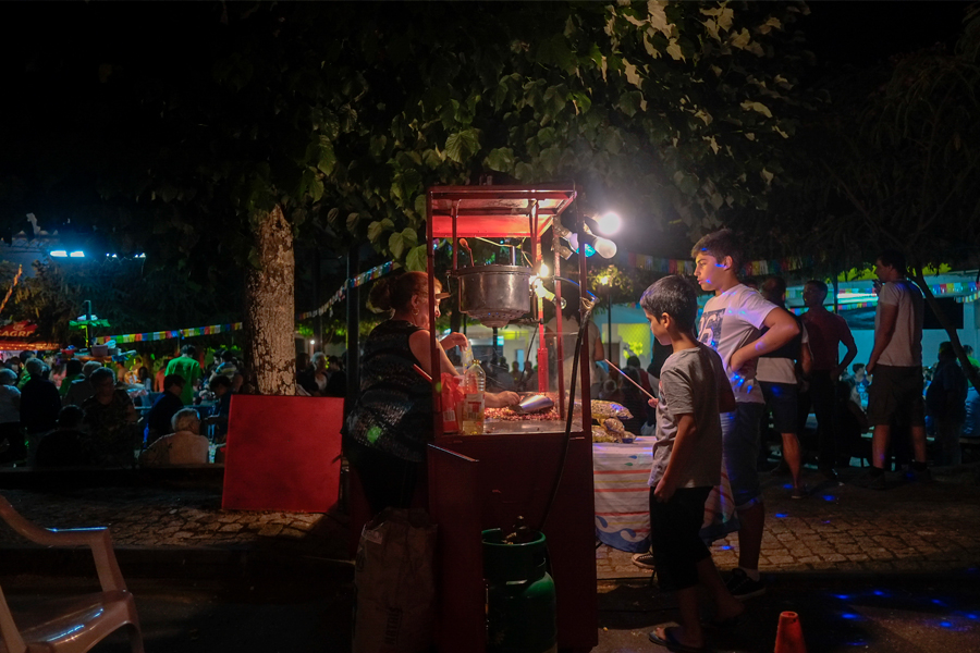 Des enfants devant un stand de pop-corn
