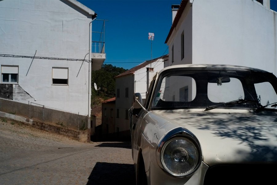 Voiture ancienne dans une ruelle portugaise