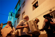Homme jouant de l'accordéon dans une rue au Portugal