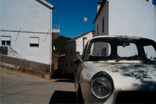 Voiture ancienne dans une ruelle portugaise