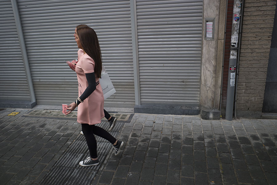 Passantes habillées en rose pâle