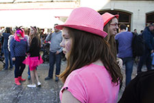 Jeune fille avec un chapeau rose