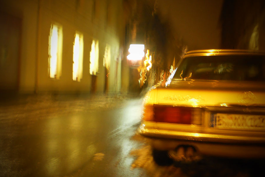 Mercedes dans une rue la nuit