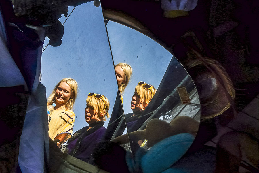 Reflets de femmes dans des miroirs dans une brocante