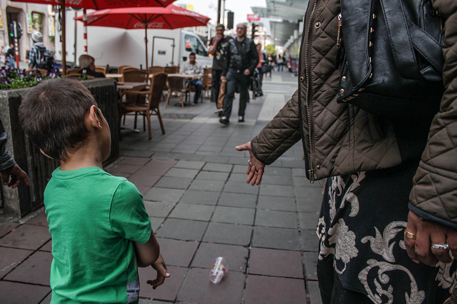 Enfant et sa mère dans la rue