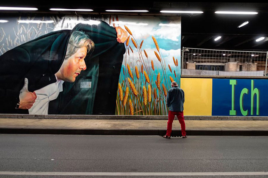 Homme qui pisse dans la rue avec graffiti