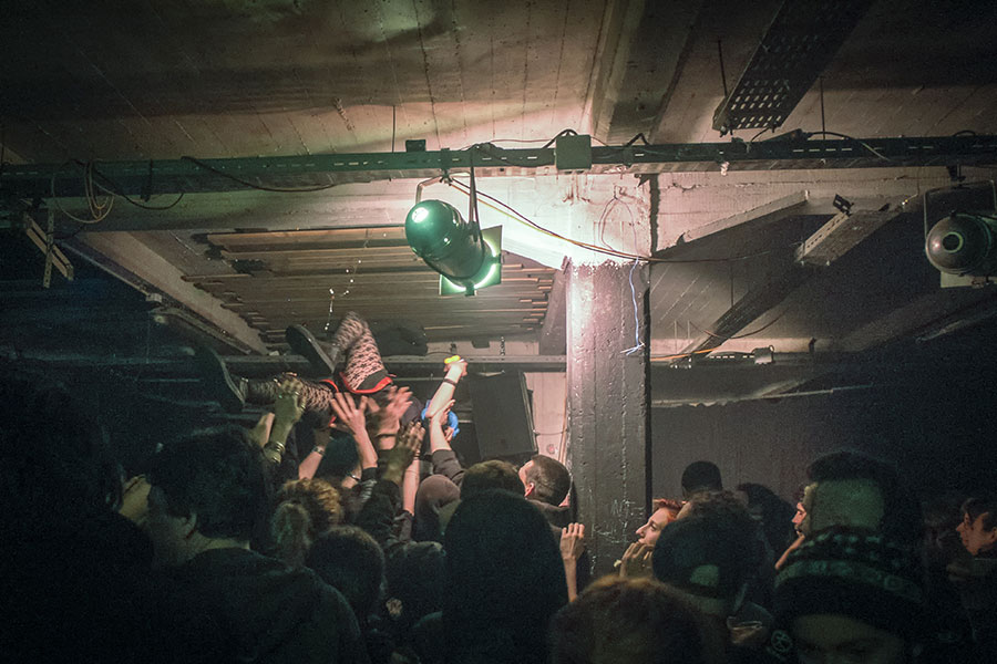 Pogo dans une soirée punk