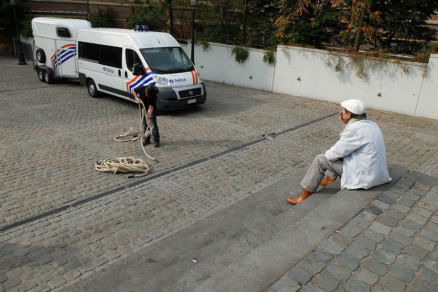 Homme assis devant un policier