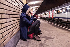 Jeune fille assise qui attend le train