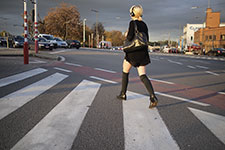 Fille qui traverse une chaussée