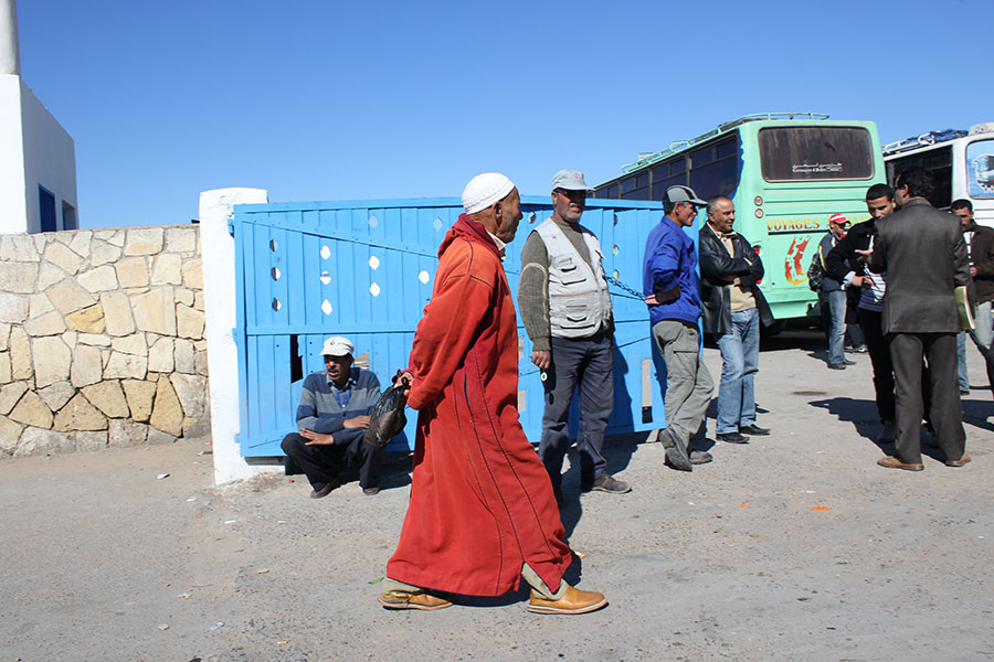 Homme en djellaba rouge