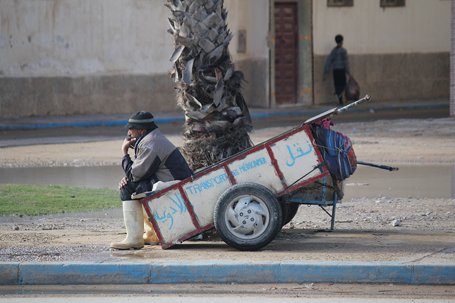 Homme assis dans une charette