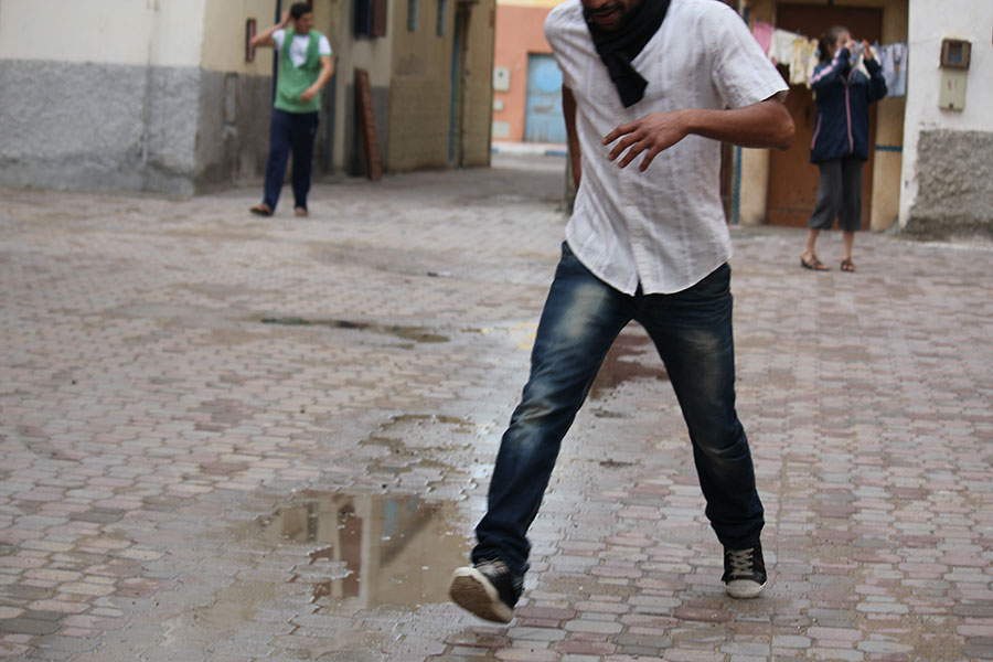 Les jambes d'un homme marchant dans la rue