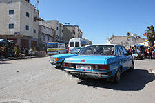 Mercedes bleues sur la chaussée