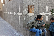 Enfants au coin d'une rue