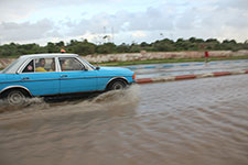 Hommes dans un taxi bleu qui roule