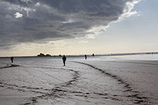 Passants sur la plage