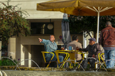 Groupe de personnes assises à une table à Lisbonne