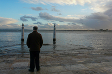 Homme qui regarde la mer