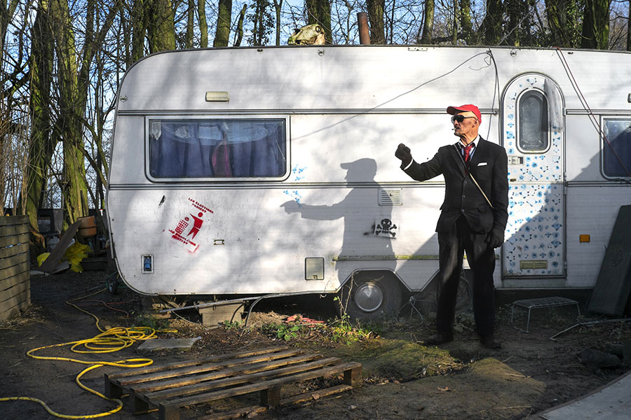 Homme posant devant une caravane