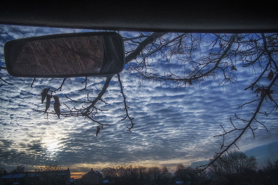 Vue du ciel depuis l'intérieur d'une voiture