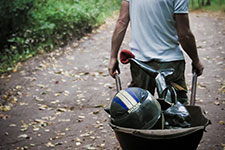 Homme trainant une brouette