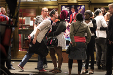 Un couple qui se font un bisou dans le metro