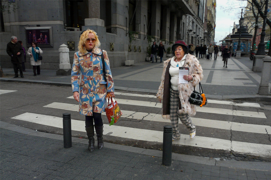 Deux femmes qui se promènent dans une rue à Madrid