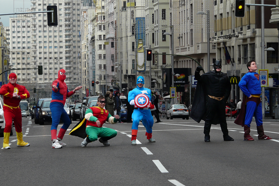 Groupe d'hommes déguisés dans une rue de Madrid