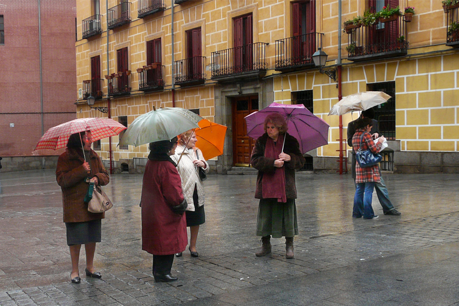Femmes avec des parapluies