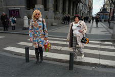 Deux femmes qui se promènent dans une rue à Madrid