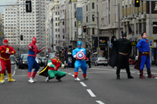 Groupe d'hommes déguisés dans une rue de Madrid