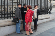 Femme avec un manteau rouge