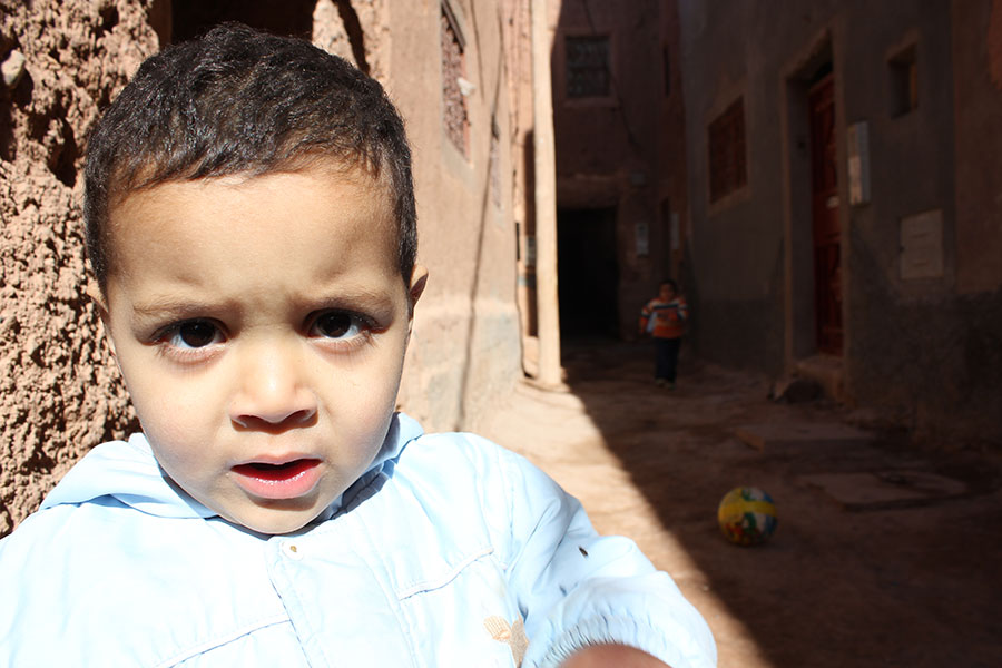 Portrait très proche d'un jeune enfant dans la rue