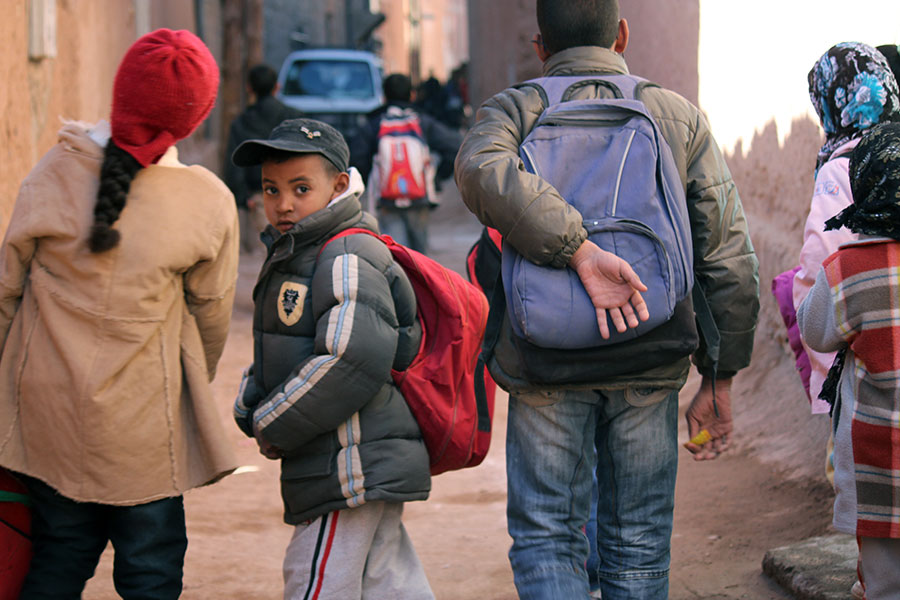 Enfants en groupe dans la rue à Ouarzazate