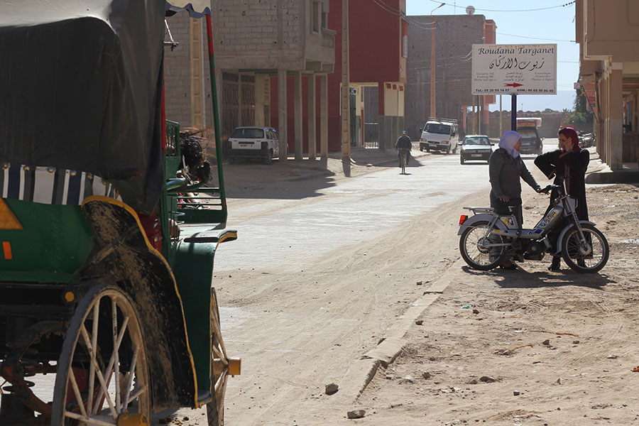 Femmes autour d'une motocyclette