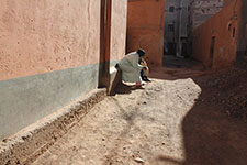 Femme assise dans la rue