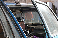 Femme dans une voiture marocaine