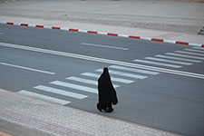 Femme voilée sur une route