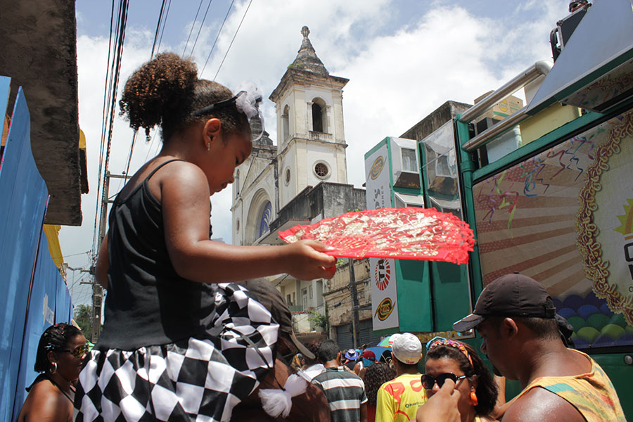 Jeune fille avec un éventail rouge