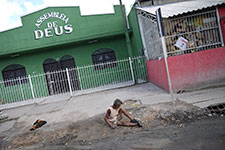 Homme assis dans la rue