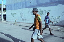 homme au chapeau passant dans une rue