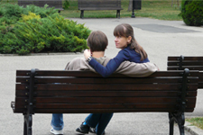 Amoureux sur un banc publique