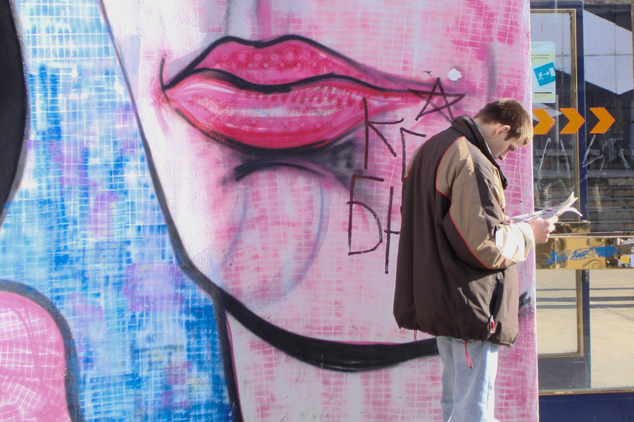 Homme devant un graffiti