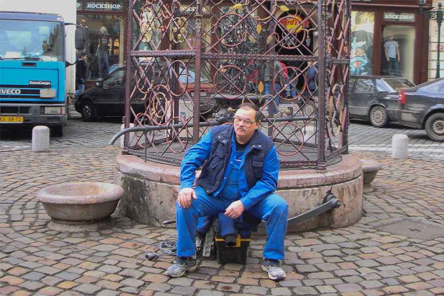 Ouvrier assis sur le rebord d'une fontaine
