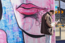 Homme devant un graffiti